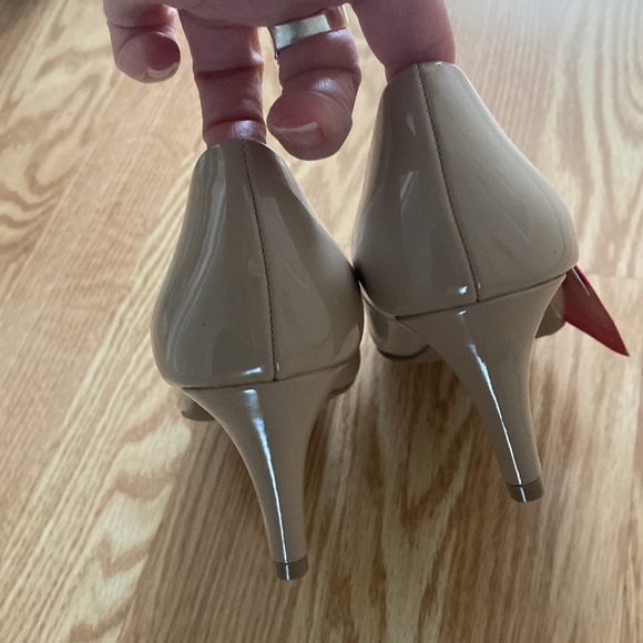Beige heels - Picture 2 of 3